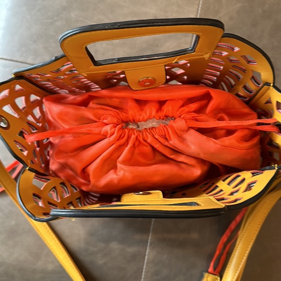 Street Level Faux Leather Cut Out Gold & Orange Small Tote or Crossbody Bag - Picture 5 of 11